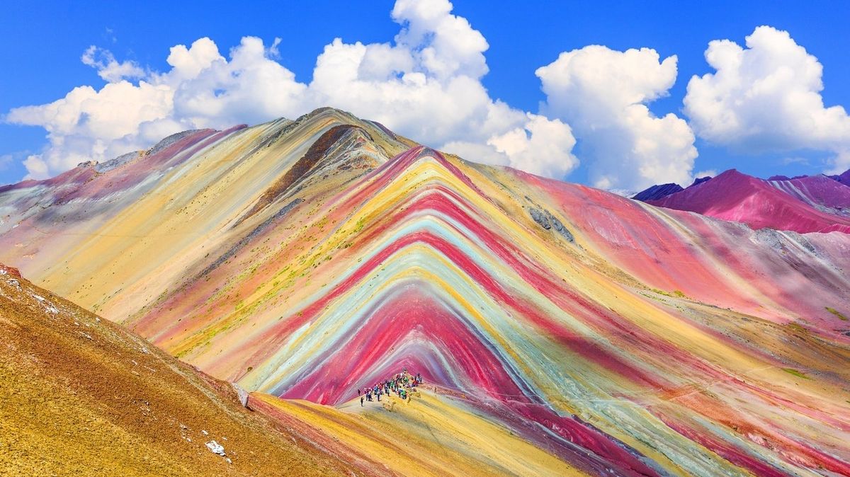 FOTO: Hora v Peru hraje takřka všemi barvami duhy